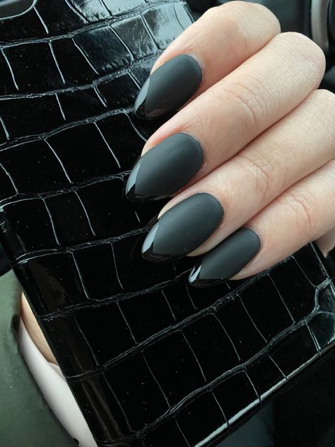 Matte Black With Shiny Tip, Half Matte Half Gloss Nails Black, Matte Tip Nails Almond, Mat Black Nails With Shiny Tip, Matt Nail With Glossy Tip, Matte And Gloss French Tip Nails, Matte Black Nails Gloss Tip, Matte Black Nails With Gloss French Tip, Matte And Glossy Nails French Tip