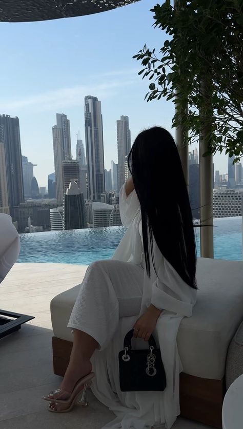 Travel Astetic, Dubai Travel Outfit, Dubai Pics, Arab Lifestyle, Dubai Outfits Ideas, Dubai Holiday, Dubai Outfit, Chav Outfits, Dubai Property