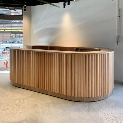 Hotel Front Desk Design, Cashier Counter Design Retail, Cash Register Counter Ideas, Cashier Counter Design, Terracotta Living Room, Wood Desk Design, Front Desk Design, Oak Restaurant, Office Reception Design