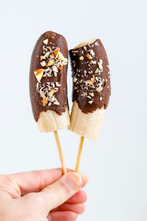 These healthy chocolate covered banana pops are made with just four ingredients. Simple, refreshing and the perfect cool and creamy summer treat. #frozenbanana #chocolatecoveredbanana #frozenbananas #chocolatebanana #eatingbirdfood Healthy Summer Treats, Banana Diet, Banana Pops, Chocolate Covered Bananas, Chocolate Pops, Frozen Chocolate, Healthy Chocolate, Summer Treats, Chocolate Banana