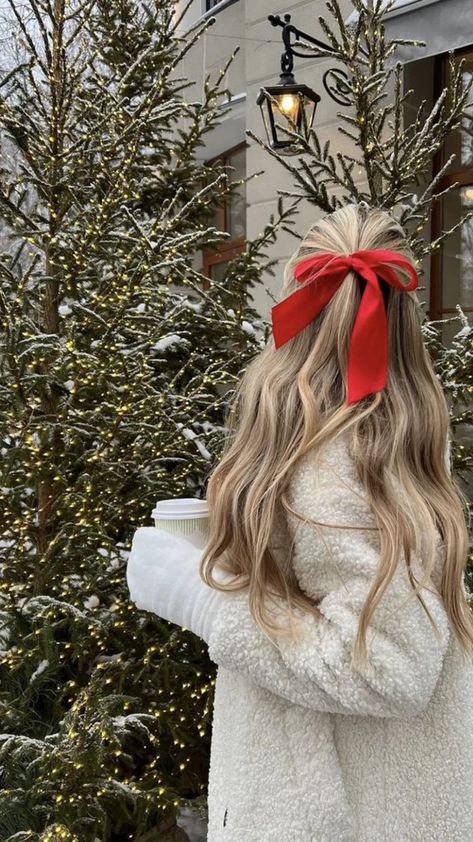 Embracing Festive Farewell: Celebrating 2023's Cozy Memories in Bedding Bliss | Room Decor Tips | Ever Lasting Blog Cabello Afro Natural, Estilo Ivy, Kadeřnické Trendy, Vlasové Trendy, Winter Inspo, Cosy Christmas, Animale Rare, Christmas Inspo, Christmas Feeling