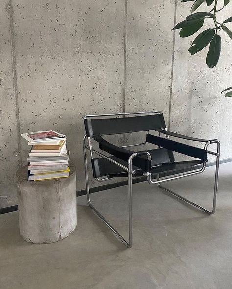 Bauhaus Interior, Wassily Chair, Interior Minimalista, Bauhaus Design, Home Building Design, Minimal Modern, Trendy Clothes, Humble Abode, Minimalist Interior