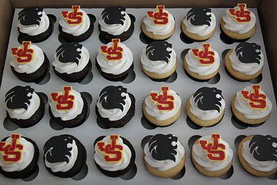 Emily's Delights: High School Logo/Mascot Cupcakes Class Reunion Cupcake Ideas, High School Class Reunion, School Cupcakes, Logo School, Football Banquet, High School Mascots, Decorate Cupcakes, Sons Graduation, Logo Mascot