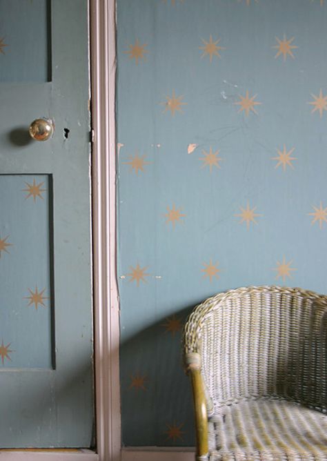 stars on wall Casa Hobbit, Blue Door, New Room, My Dream Home, Room Inspo, Home Deco, The Wall, Painted Furniture, Interior And Exterior