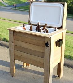 How to Build a Rustic Cooler from FREE Pallet Wood / Home Repair Tutor Pallet Cooler, Wood Cooler, Pallet Gardening, Cooler Stand, Outdoor Cooler, Free Pallets, Pallet Outdoor, Recycled Pallets, Diy Holz