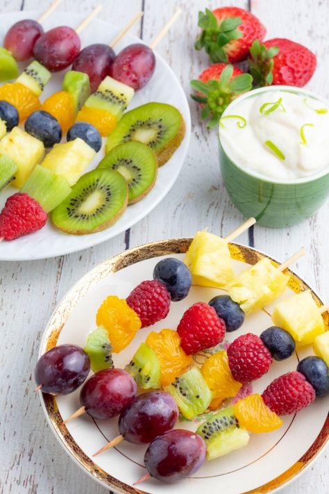 Sweet And Fruit Platter, Fruit And Vegetable Appetizers, Fruit Screwers, Fruit Kebabs Ideas, Fruit Kebabs Ideas Skewers, Fruit Skewers Ideas, Vegan Picnic Ideas, Potluck Brunch, Fruit Skewer