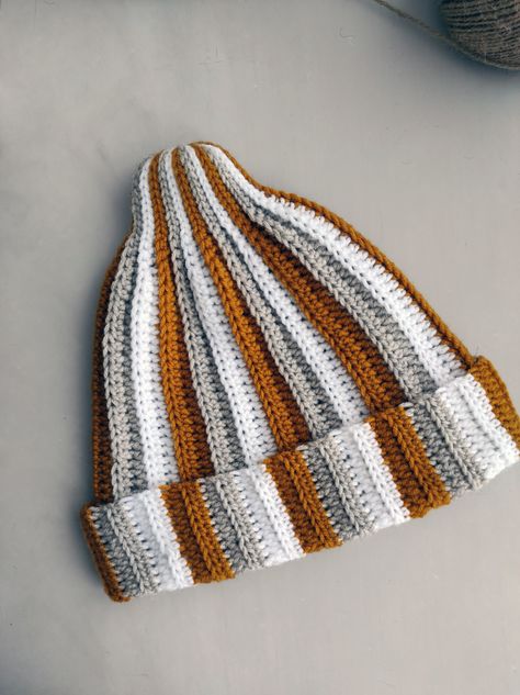 Crochet Pointed Hat, Crochet Stripe Hat, Beanie Tutorial Crochet, Striped Beanie Crochet Pattern, Striped Crochet Hat, Crochet Striped Hat, Crochet Striped Beanie, Crochet Beanie Ideas, Striped Crochet Beanie