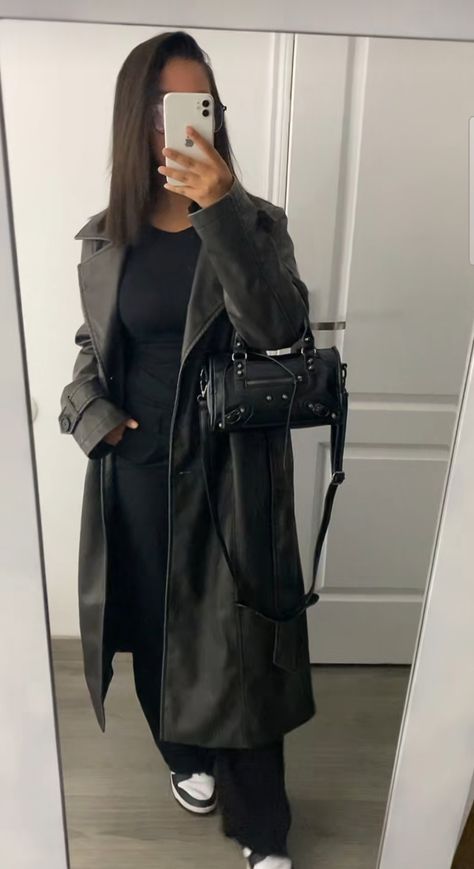 Long Black Skims Dress Outfit, Trench En Cuir Outfit, Trench Noir Outfit, New Era Outfit, Trenchcoat Outfit, Outfit Trench, Coat Outfit Casual, Sweet Outfits, Zara Drip