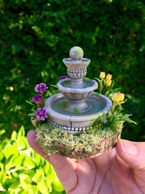 Mini garden fountain Fairy Garden Fountain, Miniature Fountain, Fairy Fountain, Diy Fountain, Garden Waterfall, Fairy House Diy, Fairy Garden Crafts, Fairy Garden Designs, Mini Fairy Garden