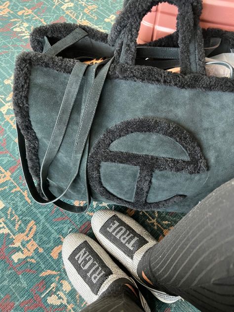 Ugg X Telfar Bag, Telfar X Ugg Bag, Duffel Bag Aesthetic, Airport Tote Bag, Telfar Ugg, Telfar X Ugg, Handbag Aesthetic, Airport Vibes, Telfar Bags