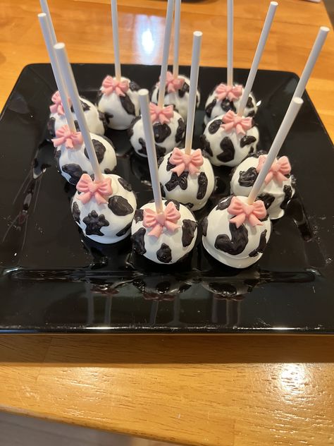 Pink Cowgirl Cake Pops, Cow Print Party Treats, Cow 18th Birthday, Cowprint Cake Pops, Cow Themed Cake Pops, Cow Cake Pops Diy, Cow Birthday Treats, Cowgirl Themed Desserts, Cow Number Cake