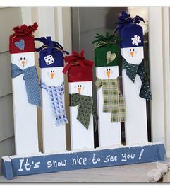 super cute snowmen out of 2x4s (Could I use this idea to make snowmen out of my white vinyl porch? Hmmm...) Diy Schneemann, Pallet Christmas, Fun Christmas Decorations, Pallet Crafts, Bee Crafts, Snowman Crafts, Pallet Ideas, Diy Pallet Projects, Noel Christmas