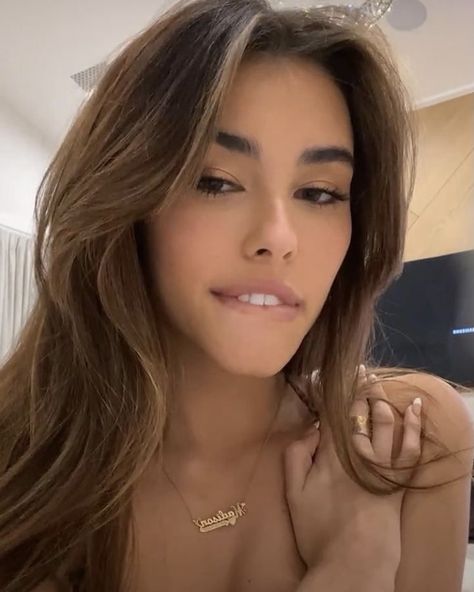 Madison Beer Hair, Rambut Brunette, Brunette Hair With Highlights, Hairstyles For Layered Hair, Brown Hair Balayage, Hair Inspo Color, Madison Beer, Brunette Hair, Balayage Hair