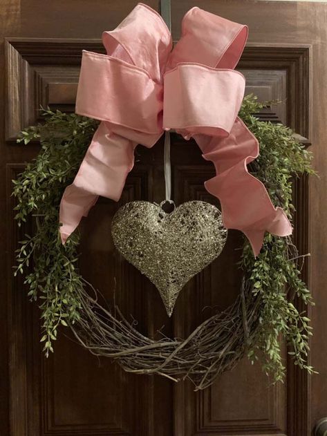 Neutral Valentines Decor, Vanilla Vibes, Saint Valentin Diy, Diy Valentines Day Wreath, Valentine Wreath Diy, Valentines Bricolage, Valentine Door Decorations, San Valentine, Blossom Painting