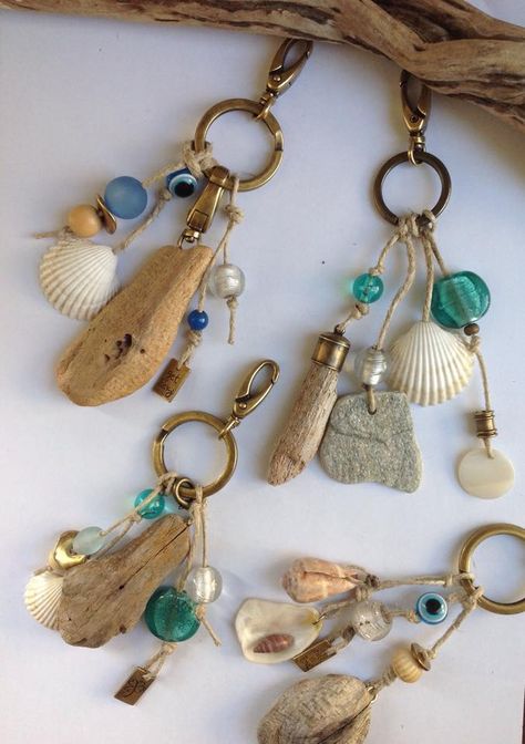 Keychains Tassen Hanger, Beach Inspired Decor, Art Coquillage, Garden Houses, Driftwood Jewelry, Beach Finds, Shell Crafts Diy, Storage Sheds, Sea Glass Crafts