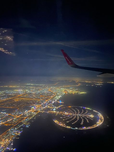 Dubai Plane View, City View Night, Dubai Aesthetic, Amoled Wallpapers, Night Scenery, Pretty Landscapes, Dubai Travel, Dream City, City Aesthetic