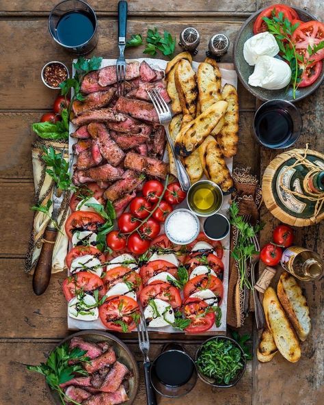 Dinner Charcuterie, Crowd Pleasers Recipes, Steak Board, 2024 Holidays, Meat Tray, Hello 40, Colorful Plates, Sommer Mad, Counting Macros