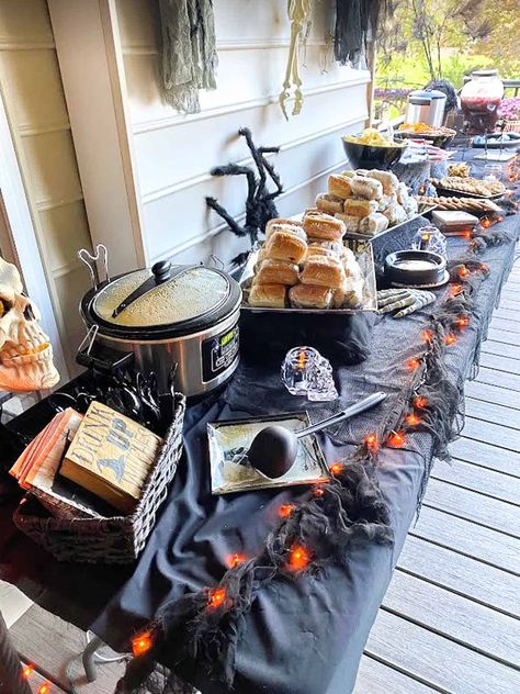 Halloween Theme Food Party, Easy Halloween Birthday Party Ideas, Essen, Halloween Party Catering Ideas, Decorating For A Halloween Party, Michael Myers Party Food, Halloween Treats Table Party Ideas, Halloween Party Food Pizza, Halloween Party Decor Food