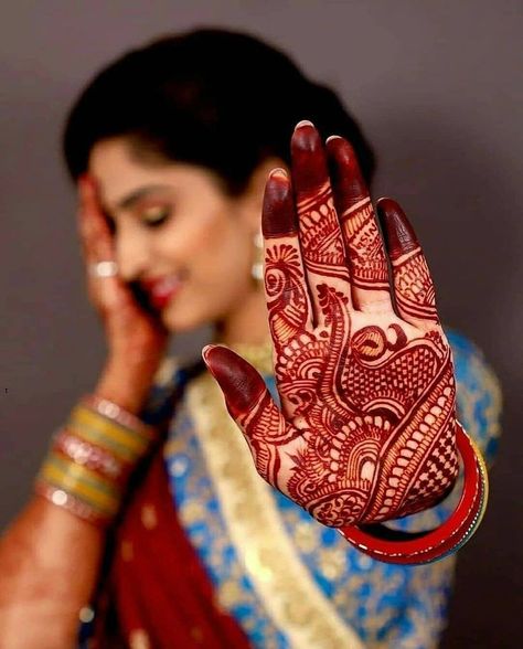 Traditional mehndi Mehendi Photography Bridal, Mehendi Photoshoot, Bridal Mehendi Designs Wedding, Mehendi Ideas, विवाह की दुल्हन, Mehendi Photography, Wedding Photography India, शादी की तस्वीरें, Traditional Mehndi