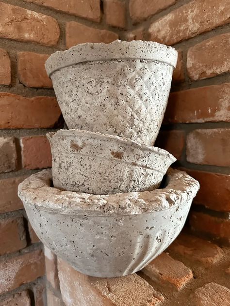 Cement Balls, Hyper Tufa, Hypertufa Pots, Hypertufa Projects, Front Porch Landscape, Garden Objects, Redoing Furniture, Diy Chalk Paint Recipe, Living Simple