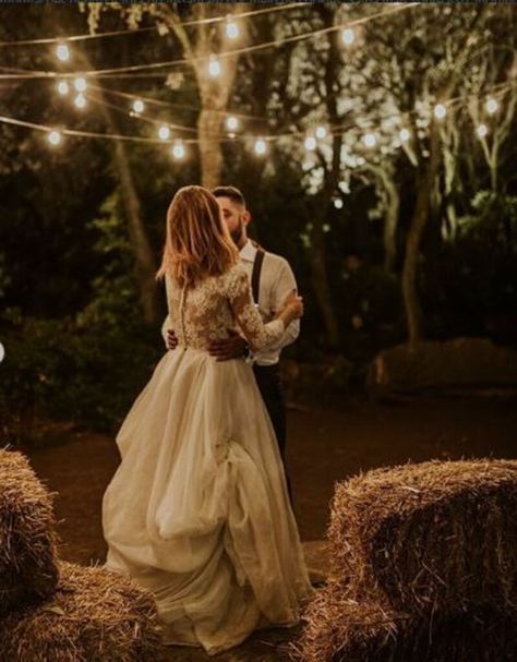 Casamento noturno | Dicas, inspirações e cuidados Flower Girls, Weeding, Mist, Flower Girl, Flower Girl Dresses, Girls Dresses, Wedding Dress, Flowers