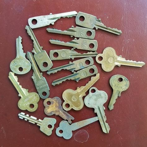 Old Keys Crafts Diy, Diy Key Projects, Diy Boho Jewelry, Old Key Crafts, Bottle Necklace Diy, Key Crafts, Jewelry Stamping, Steampunk Key, Free Jewellery Making Tutorials