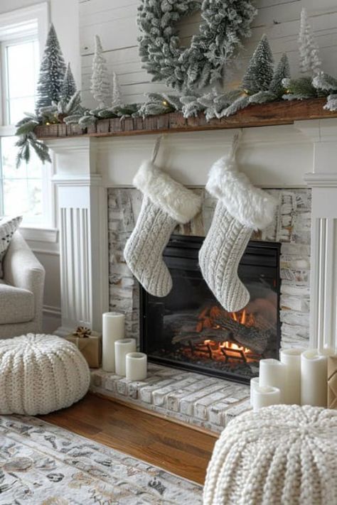 White Christmas Mantle Decor Ideas, White Christmas Fireplace Decor, White Christmas Theme Decor, White Fireplace Christmas Decor, Christmas White Aesthetic, Christmas White Decor, White Aesthetic Christmas, Christmas Modern Decor, Tv Stand Christmas Decor Ideas