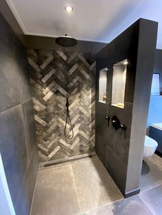 Shower Cleaning Tips, Shower Niche Placement, Shower Organization Ideas, Shower Storage Ideas, Drømme Bad, Shower Cleaning Hacks, Shower Cleaning, Shower Stalls, Bathroom Shower Design