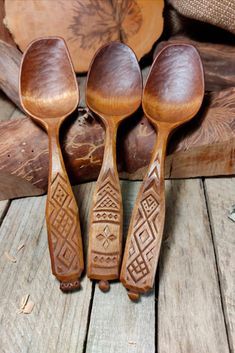 Wooden Spoon Handle Designs, Carving Wooden Spoons, Decorative Wooden Spoons, Wood Carving Decor, Carved Spoons Handmade, Carved Wooden Spoons, Wood Carving Simple, Wooden Spoon Design, Hand Carving Wood Ideas