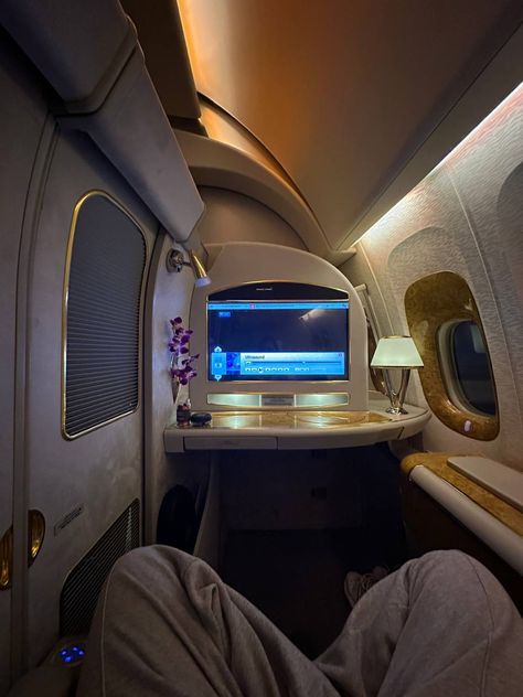 Plane Hacks, Business Class Travel, Fizzy Drinks, First Class Flights, Business Class Flight, Airport Aesthetic, Wealthy Lifestyle, Travel Inspiration Destinations, Night Scenery