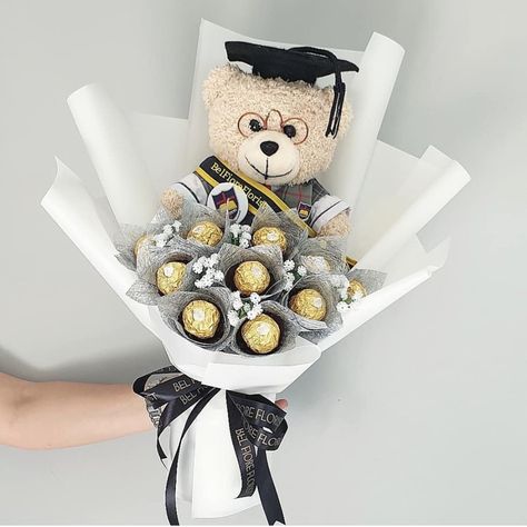 Graduation Flowers Bouquet, Graduation Flower Bouquet, Graduation Bouquet, Diy Graduation Gifts, Graduation Flowers, Candy Bouquet Diy, Diy Bouquet Wrap, Graduation Party Diy, Graduation Crafts