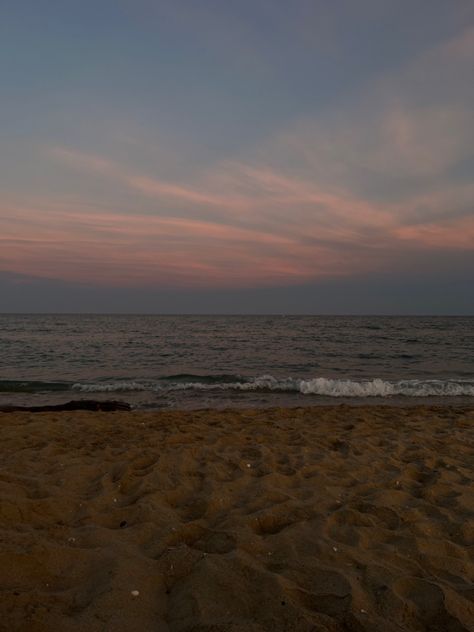 Beach In The Morning Aesthetic, Dusk Beach Aesthetic, Moody Summer Aesthetic, Gustave Kateb, Dark Beach Sunset, Beach Aesthetic Dark, Beach Dark Aesthetic, Dark Summer Aesthetic, Dark Beach Aesthetic