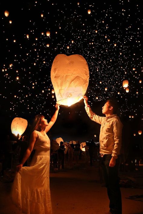 Couple holding up a lantern at the Rise Festival in Las Vegas at Jean Dry Lake Bed Creative Date Night Ideas, Dream Dates, Rise Festival, Pre Wedding Shoot Ideas, Las Vegas Photos, Creative Dates, Sky Lanterns, Romantic Couples Photography, Boxing Day