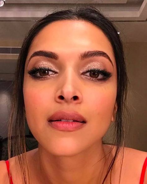 26 Times Deepika Padukone Made You Want To Be Or Date Deepika Padukone Deepika Padukone Makeup, Indian Skin Makeup, Indian Makeup Looks, Weekend Makeup, Bollywood Makeup, Wedding Hairstyles And Makeup, Mekap Mata, Brown Girls Makeup, Indian Wedding Makeup