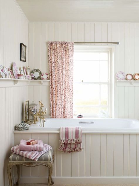 I never would have thought of the plate rails/plates as decor in a bathroom, but it's really pretty. Baños Shabby Chic, Romantic Bathrooms, Cottage Bath, French Country Bathroom, Cottage Bathroom, Country Bathroom, Casa Vintage, Shabby Chic Bathroom, Rustic Bathrooms