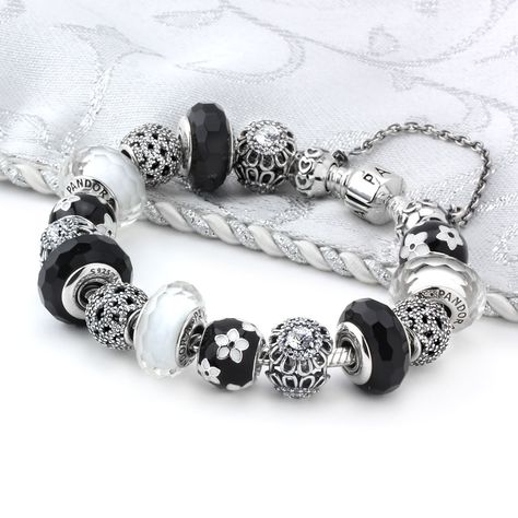 Pandora Bracelet Ideas, Pandora White, Pandora Bracelet Charms Ideas, Pandora Black, Pandora Bracelet Designs, Pandora Inspiration, Bracelets Pandora, Bracelet Gift Box, Pandora Jewelry Charms