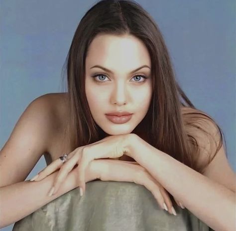 Angleina Jolie, Angelina Jolie Nose, Angela Jolie, Angelina Jolie Face, 90s Model Aesthetic, Angelina Jolie 90s, Angelina Jolie Makeup, Brown Eyes Black Hair, Swag Makeup