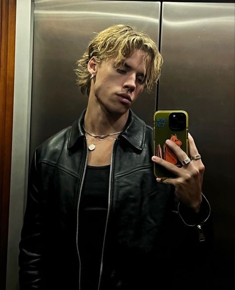 Lesbian haircut
Masc lesbian haircut ideas
Masc lesbian hair Modern Mullet Haircut, Haircuts Mullet, Male Haircuts Curly, Surfer Hair, Middle Part Hairstyles, Mullet Haircut, Mens Hairstyles Thick Hair, Modern Mullet, Wavy Hair Men