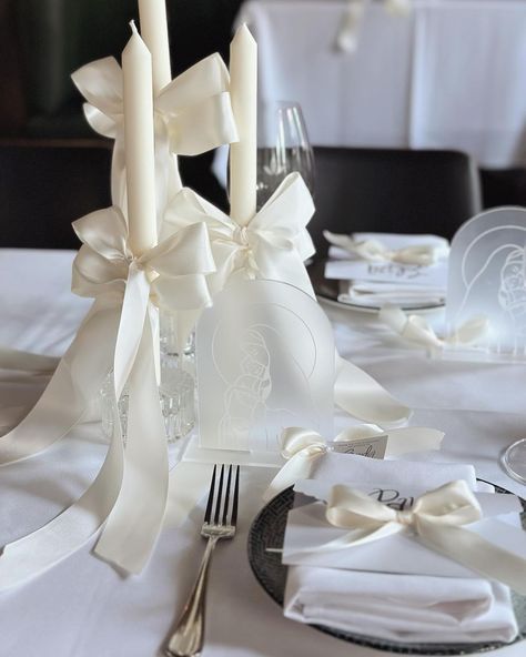 • LUXX EVENTS • It’s all in the details when it comes to creating the perfect table setting 🤩 Swipe to see all the details including the … | Instagram Bridal Dinner Table, Dinner Table Decor Wedding, Pearl Wedding Decorations Receptions, Wedding Ideas Pearls, All White Table Setting Wedding, White Decor For Wedding, Bows On Candles, Minimal Wedding Decorations, All White Wedding Theme