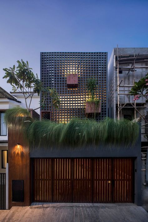 Gallery of LeVo House / Atelier Bertiga - 5 Industrial House Facade, Hanging Plants Garden, Industrial House Exterior, Small Modern House, Narrow House Designs, Industrial Home Design, House Facade, Narrow House, Modern House Facades