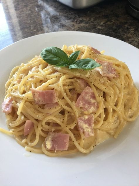 Budget Recipe: Spaghetti Carbonara - Skint Dad Carbonara Recept, Pasti Sani, Diner Recept, Pasta Carbonara, Cheap Healthy Meals, Spaghetti Carbonara, Cheap Dinners, Cooking On A Budget, Deilig Mat