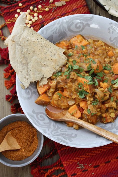 Ethiopian Sweet Potato and Lentil Wat with Injera Flatbread Ethiopian Dinner, African Meals, Ethiopian Recipes, Nigerian Dishes, Mushroom Dishes, Vegan Flatbread, Ethiopian Cuisine, African Dishes, Ethiopian Food