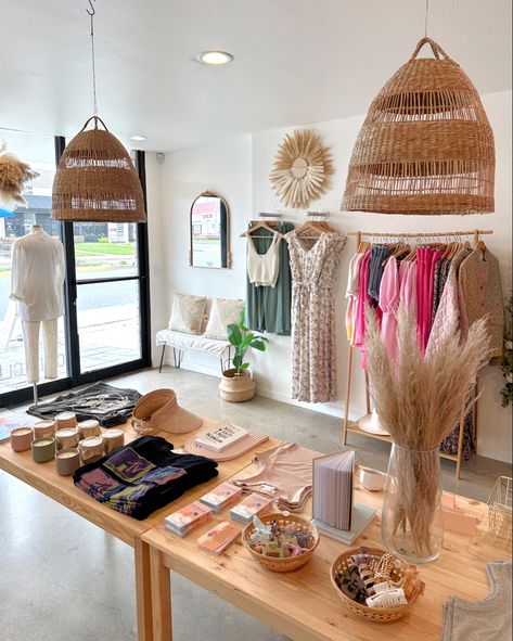 Concept Store Clothing, Boho Boutique Interior, Boutique Seating Area, Modern Boho Boutique, Boutique Astetic, Minimalist Boutique Interiors, Boho Botique Interiors Ideas, Upscale Thrift Store Ideas, Boutique Shop Interior Design