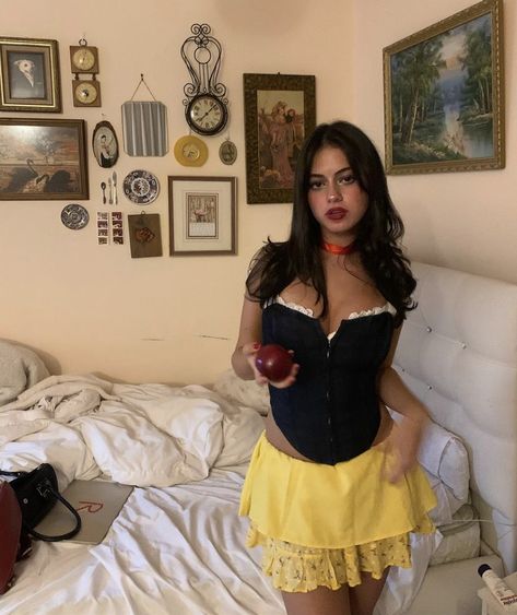 Halloween Costumes For Brunettes, Snow White Halloween Costume, Belle Halloween, Halloween Costumes Brunette, Basic Halloween Costumes, White Halloween Costumes, Hot Halloween Outfits, Pretty Halloween Costumes, Holloween Costume