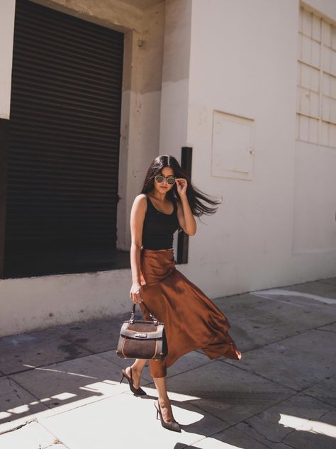 this satin midi skirt in Bronze Orange Silk Skirt Outfit, Satin Skirt Street Style, Orange Satin Skirt, Satin Midi Skirt Outfits, Maxi Silk Skirt, Rok Midi, Satin Skirt Outfit, Silk Skirts, Midi Skirt Outfit