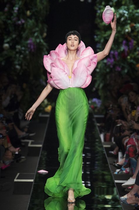 Moschino | Ready-to-Wear - Spring 2018 | Look 35 Floral Runway Fashion, Nature Haute Couture, Nature Inspired Outfits Fashion, Clothes Made Of Flowers, Moschino Spring 2018, Halloween Haute Couture, Floral Fashion Photography, Flower Avant Garde Fashion, Insect Inspired Dress