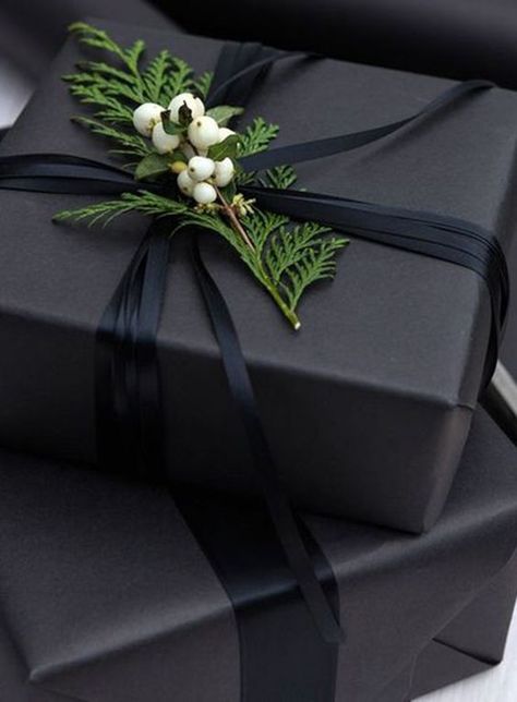 Elegant Gift Wrapping Christmas, Black Kraft Paper, Black Wrapping Paper, Colorful Gift Wrapping, Elegant Gift Wrapping, Christmas Gift Packaging, Gift Wrapping Inspiration, Christmas Greenery, Wrapping Paper Christmas