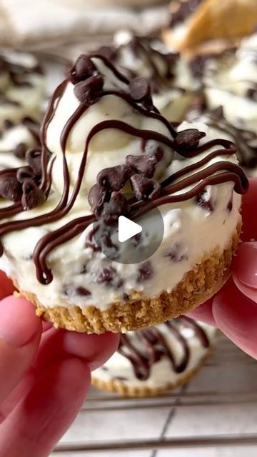 No Bake Mini Cannoli Cheesecake, Cannoli Cups, Diy Cheesecake, Mini Cannoli, Cannoli Cheesecake, Mini No Bake Cheesecake, Snack Platters, Cannoli Shells, Cheesecake Cups