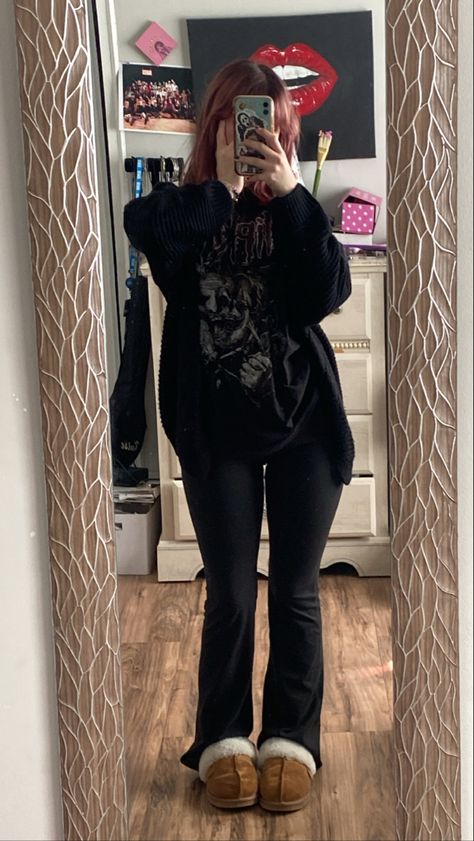 Tumblr, Leggings Casual Outfit Winter, Flared Leggings Alt Outfit, Black Flared Leggings Outfit For School, Goth Outfits With Leggings, Black Legging Flares Outfit, Goth Ugg Outfit, Black Sweatpants Outfit Grunge, Cardigan And Flare Leggings