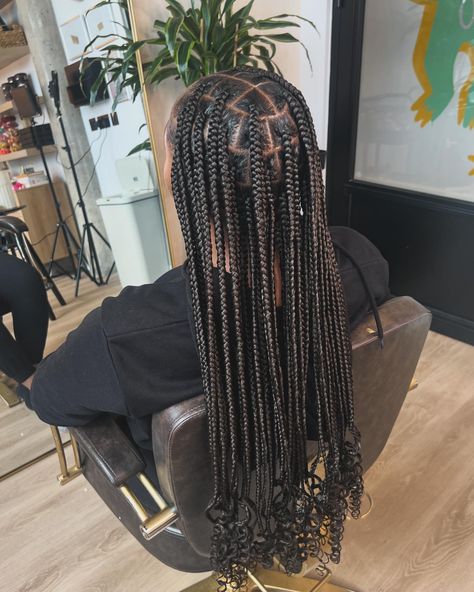 Picture perfect @by.leila_x sitting pretty in her medium Knotless braids ✨ To book click the link in my bio or visit my website www.cocoastouch.co.uk #knotlessbraidslondon #eastlondonbraider #clientselfie Medium To Large Knotless Braids, Mid Box Braids, Medium Braids With Curls At The End, Big Part Braids, Medium Notlessbox Braids, Medium Knotless Parting Guide, Larger Knotless Braids, Medium Knotless Box Braids With Curls, Medium Knotless With Curls